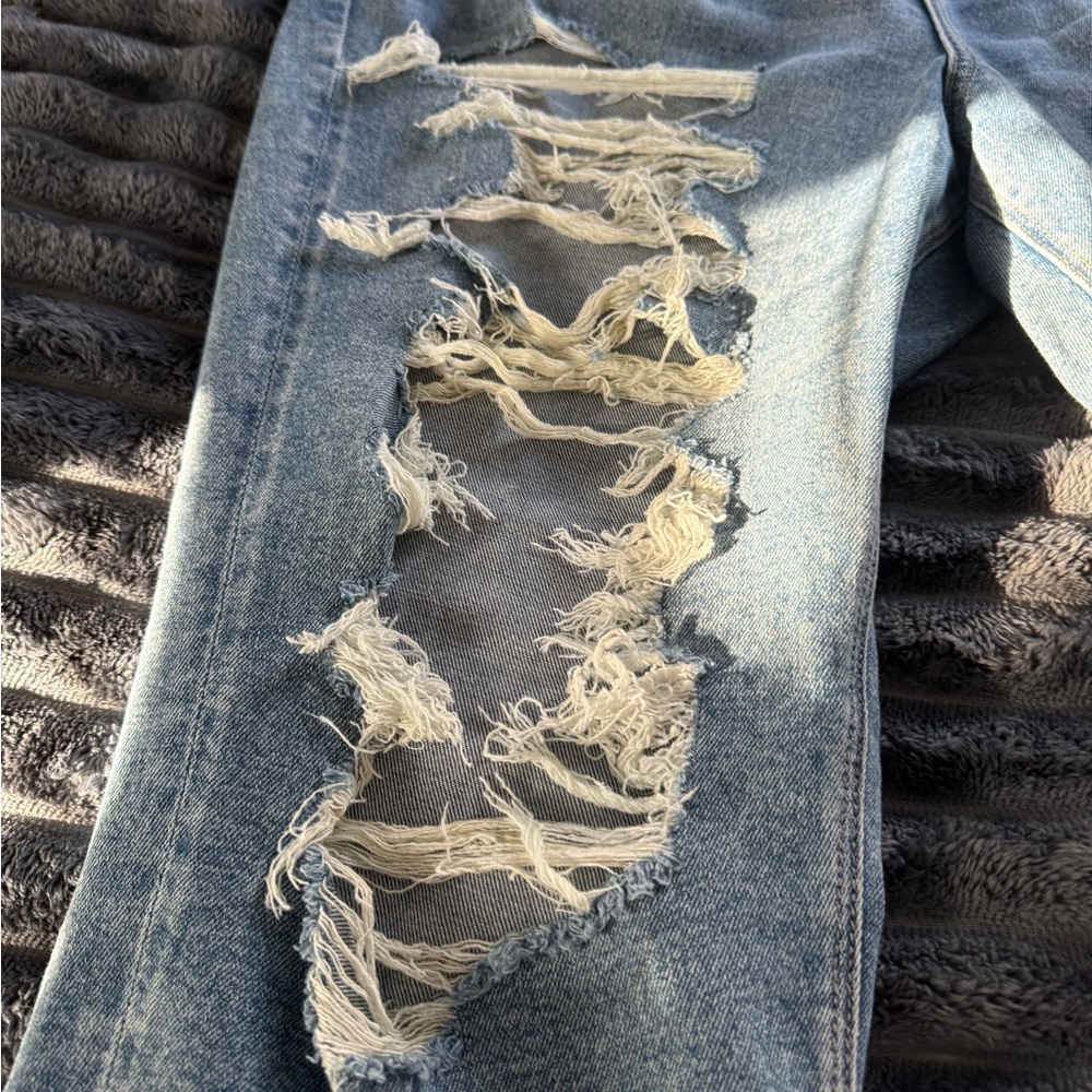 American Eagle Outfitters Relaxed Distressed Jeans - Blue and Cream - Picture 8 of 10